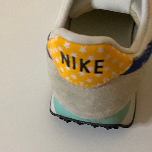 Nike Kids White and Blue Sneakers with Red Accents - Picture 4 of 5